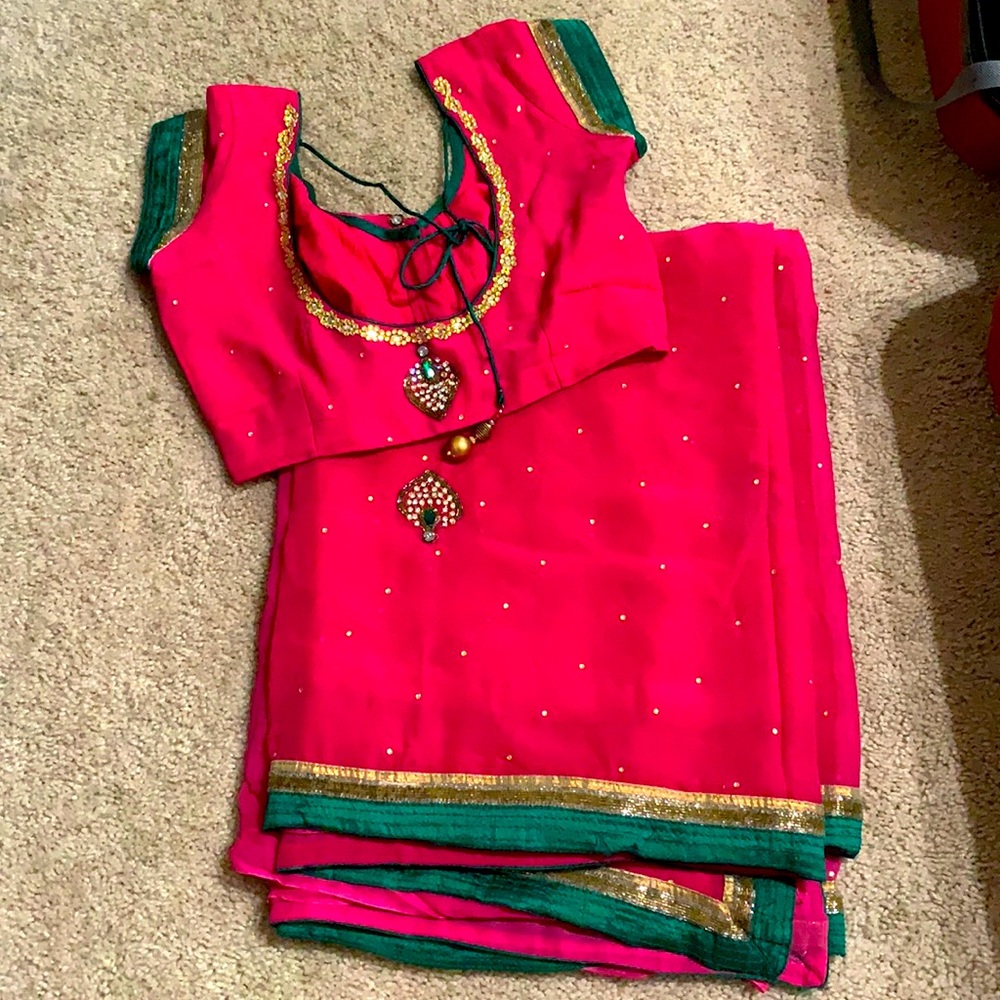 Gorgeous pink saree with crystal work!!!🥻🥻🥻